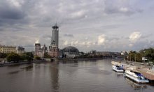 Blick auf den Damm mit Kosmodamianskaya Novospassky Brücke / ***