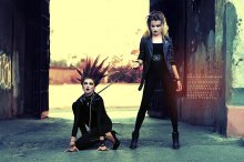 ... eine Reihe von 1000 V / photo: Boris Bushmin
models: Anastasiya Kosareva & Anna Tuchina
make-up: Lina Sokolova
hair: Ekaterina Divnogorskaya
assistant: Rostislav Rosickiy