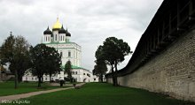 Angesichts der Holy Trinity Cathedral. / ***