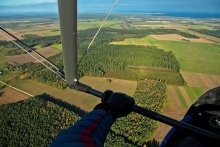 Unter dem Flügel des Flugzeuges ... / ***
