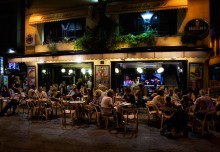 Abend überfüllt Kaffeehaus / ***