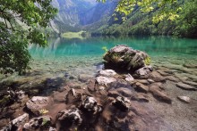 Rocky Einlagen in das türkisblaue Wasser des Sees ... / ***