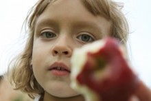 Apple. / ***