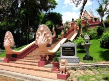 Stairway to Wat Prom / ***