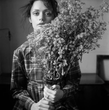 Eugene (Portrait mit einem Blumenstrauß) / .................