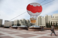 Weiß-rot-weißen Ballon auf dem Platz der Unabhängigkeit / ***
