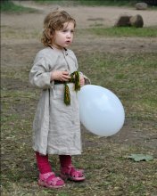 Mädchen mit Ball / ***