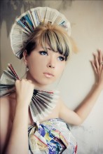 Girl in der Zeitung / ***