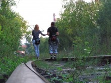 Und wir werden einen Spaziergang auf den Schienen der Straßenbahn fahren / ***