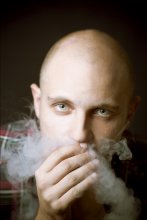 fumo / Grandi vuoti e noi così sempre più soli
tu che giochi e poi sei lì tra i miei errori
e pensi che la libertà sia un sabato in questa città
tra facce senza poesia e chili di malinconia