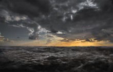 few differences between sea & sky / ***