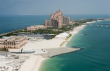 Von Dubai. / ***