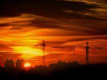 Dawn in der orange-roten Tönen / ***