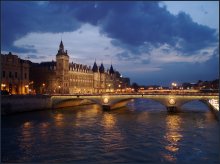 Pariser Dämmerung. Conciergerie / ***