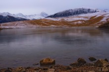 Autumn on the Lake Ushkonyr / --------------