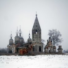 Schiefen Kreuze, Kirche Porusch, aber der Glaube lebendig. / ***