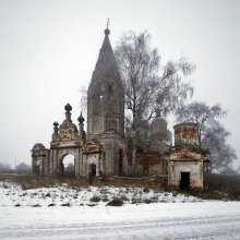 Schiefen Kreuze, Kirche Porusch, aber der Glaube lebendig. / ...