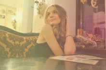 Das Mädchen im Café / ***