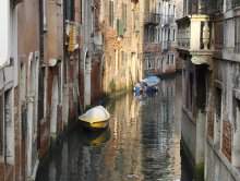 Canals, Boote und abblätternden Wänden. / ***