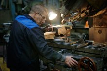 Eine Person arbeitet / ***