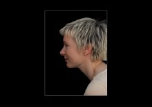 PORTRAIT in schwarzem Hintergrund / ***