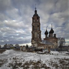 Pokosilisil Kreuze, Kirche Porush, aber der Glaube lebendig. / ***
