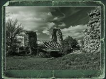 Die Mauern des Schlosses Krevo / ******