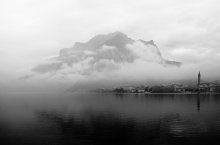 Stadt zwischen Wasser und Bergen / ***