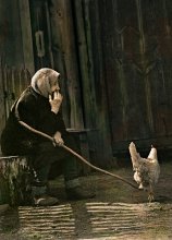 alte Frau und ein Huhn / ***