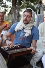 Kirtan / ***