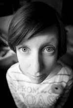 Mädchen mit großen Augen. / ***