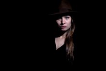 Das Mädchen in der schwarzen / ***