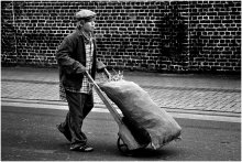 With flour to the baker. / A young man brings flour to the baker.
