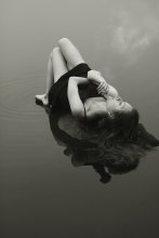 Mädchen auf dem Wasser / ***