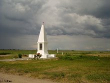 Ein Denkmal in der Nähe der Straße. / ***
