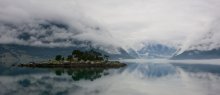 Eingebettet in einem Nebel. / ***
