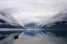 Nicht in Wasser ertränkt, kann aber im Nebel versinken. / ***
