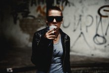  / ***