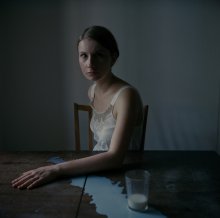 Olga (Hochformat mit Milch) / ***