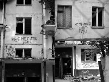 "Alive" Haus / ******