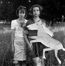 Lucy und Tania Lisovskaya Hirschleder mit dem Roten Kon / ***