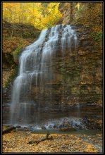 Wasserfall im Herbst. / ***