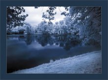 Landschaft mit einem Pavillon auf dem Wasser / *****
