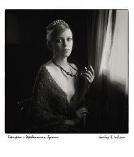 Portrait mit Holzperlen / ***