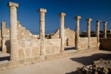 Kolonnade der alten Paphos / ***