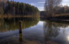 Es befindet sich in einem See, einen bewundernden Herbst Ertrinken. / ***
