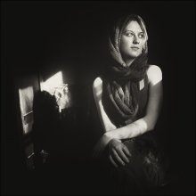 Porträt von Anna mit einem alten Stuhl und der Aprilsonne / ........