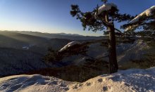 Die ersten Sonnenstrahlen fielen auf das Tal / ***