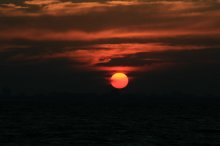 Fire untergehenden Sonne kaum erwärmt das Meer Welle / ***