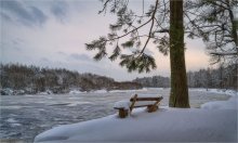 Winter setzte sich auf eine Bank am Fluss / ***